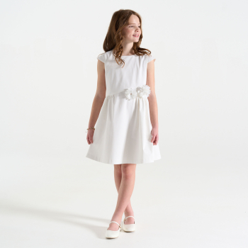 فستان أبيض سادة أنيق مع زهور بارزة للفتيات